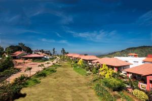 een luchtzicht op een dorp met huizen bij Woodstock Resorts in Madikeri