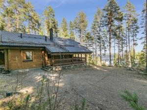 Holiday Home Aleksinrinne by Interhome في Asikkala: كابينة خشب في الغابة مع ساحة كبيرة