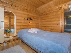 1 dormitorio con 1 cama en una cabaña de madera en Holiday Home Kissaniemi by Interhome, en Iisalmi