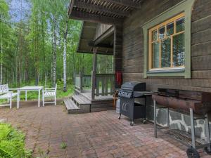 eine abgeschirmte Veranda eines Hauses mit Grill in der Unterkunft Holiday Home Koivuniemen rouva by Interhome in Rahula