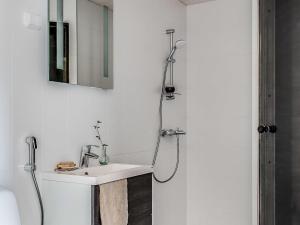 een witte badkamer met een wastafel en een douche bij Holiday Home Kasnäs marina c 20 by Interhome in Kasnäs