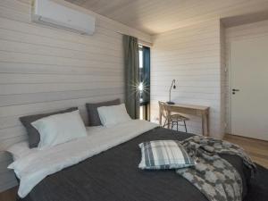 Llit o llits en una habitació de Holiday Home Kasnäs marina b 16 by Interhome