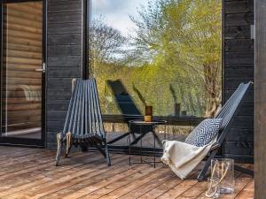 Holiday Home Kasnäs marina a 2 by Interhome في Kasnäs: كرسيين وطاولة على السطح +6 صور