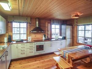 Kuchyň nebo kuchyňský kout v ubytování Holiday Home Niinimökki by Interhome