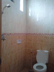 Kylpyhuone majoituspaikassa Pica Sedana Homestay