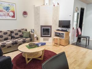 Μια τηλεόραση ή/και κέντρο ψυχαγωγίας στο Holiday Home Ylläskumpu 3 - sivakka by Interhome