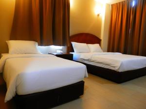 سرير أو أسرّة في غرفة في LKS Hotel