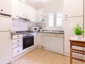 Kuchyňa alebo kuchynka v ubytovaní Holiday Home Villa Karoline by Interhome