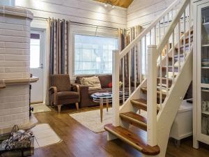 uma sala de estar com uma escada que leva a uma sala de estar em Holiday Home Lepolinna b by Interhome em Tahkovuori