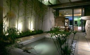 頭城的住宿－Hofi Villa 和風飯店，大楼内带水池的房间