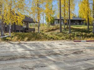 ein Haus im Wald mit einer Straße davor in der Unterkunft Holiday Home Markenniemi by Interhome in Ahveninen