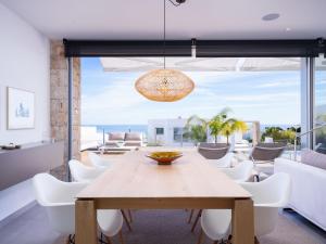 comedor con mesa y sillas blancas en Villa Lirios by Interhome, en Benitachell
