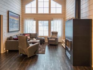 un salon avec un canapé, des chaises et une cheminée dans l'établissement Holiday Home Rölli 2 by Interhome, à Äkäslompolo