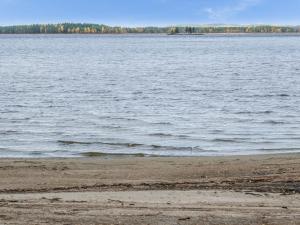 einen Blick auf eine Wasserfläche mit einem Strand in der Unterkunft Holiday Home Markenniemi by Interhome in Ahveninen