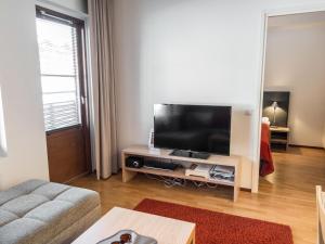 - un salon avec une grande télévision à écran plat dans l'établissement Holiday Home Nordic chalet 9209 by Interhome, à Ylläsjärvi