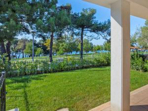 Zahrada ubytování Holiday Home Villa Beach Front by Interhome