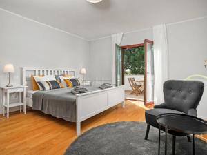 Postel nebo postele na pokoji v ubytování Holiday Home Villa Beach Front by Interhome