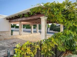 Zahrada ubytování Holiday Home Villa Beach Front by Interhome