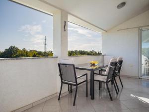Zdjęcie z galerii obiektu Apartment Heidi-1 by Interhome w mieście Nova Vas