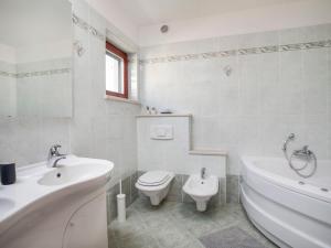 Koupelna v ubytování Holiday Home Villa Beach Front by Interhome
