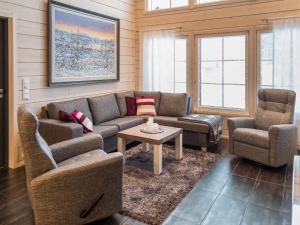 un salon avec un canapé, deux chaises et une table dans l'établissement Holiday Home Rölli 2 by Interhome, à Äkäslompolo