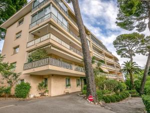 ein hohes Gebäude mit einem Stoppschild davor in der Unterkunft Apartment Les Pins D'Alep by Interhome in Le Cannet
