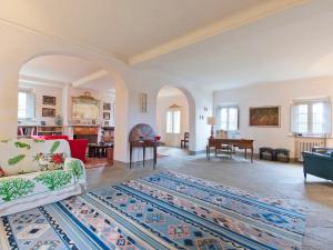 ein Wohnzimmer mit einem Sofa und einem Teppich in der Unterkunft Villa Ghizzano by Interhome in Peccioli
