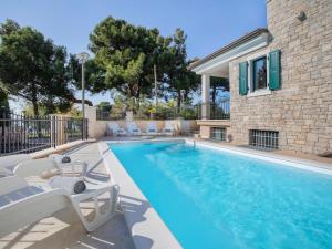 Bazén v ubytování Holiday Home Villa Beach Front by Interhome nebo v jeho okolí