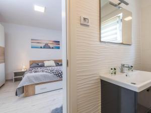 Postel nebo postele na pokoji v ubytování Holiday Home Casetta Filip by Interhome