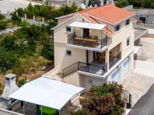 une vue aérienne sur une maison avec un auvent dans l'établissement Apartments Fran, à Vela Luka