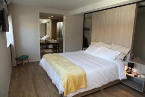 Un pat sau paturi într-o cameră la Novabila Guesthouse