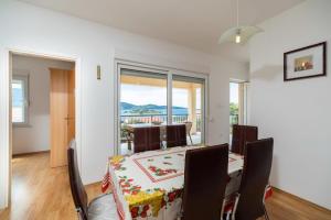 - une salle à manger avec une table et des chaises dans l'établissement Apartments Fran, à Vela Luka