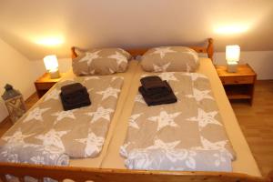 2 łóżka w sypialni z 2 poduszkami w obiekcie Ferienwohnung "Nordseeglück" w mieście Greetsiel