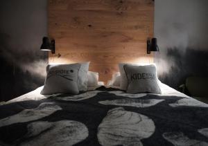 سرير أو أسرّة في غرفة في KIDE hotel by Iso-Syöte