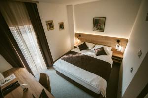 瓦拉日丁托普利采Pansion Bernarda Nova的一间配有床和书桌的酒店房间