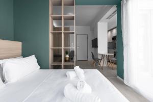 
Ein Bett oder Betten in einem Zimmer der Unterkunft DeniZen Boutique Apartments, Nilie Hospitality MGMT
