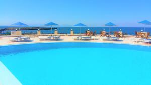 Bazén v ubytování Zorbas Beach Village Hotel nebo v jeho okolí