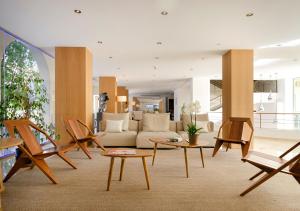 ein Wohnzimmer mit einem Sofa und Stühlen in der Unterkunft Hotel Saratoga in Palma de Mallorca