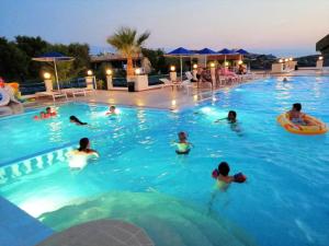 Bazén v ubytování Zorbas Beach Village Hotel nebo v jeho okolí