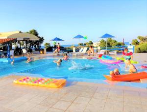 Bazén v ubytování Zorbas Beach Village Hotel nebo v jeho okolí