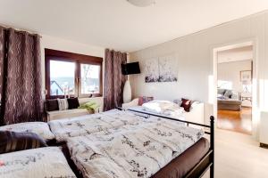 1 dormitorio con 2 camas y sala de estar en Ferienhaus am Bergeshang en Blankenburg