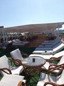 King Tut I Nile Cruise - Every Monday 4 Nights from Luxor - Every Friday 7 Nights from Aswan内部或周边的泳池