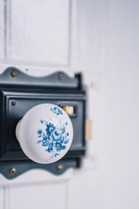a plate in a plate holder on a wall at La Maison de Campagne in Kilmuir