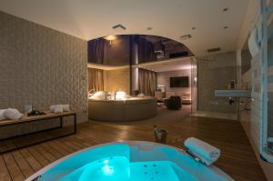 een badkamer met een bad in het midden van een kamer bij Oz'Inn Hôtel & Spa in Cap d'Agde