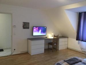 TV a/nebo společenská místnost v ubytování Ferienwohnung am Uniklinik