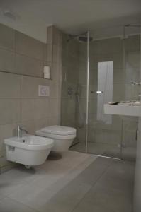 een badkamer met een toilet, een douche en een wastafel bij Le Stanze di Klaus in Rovereto