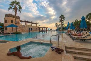 Piscina en o cerca de Ramada Resort Dead Sea