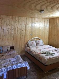 Кровать или кровати в номере Guest House Geno Vardzia Hot Spring