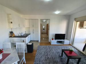 Kuchyň nebo kuchyňský kout v ubytování AS Apartments Rafailovici