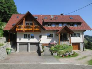 uma grande casa branca com um telhado de madeira em Haus Anna em Sendelbach